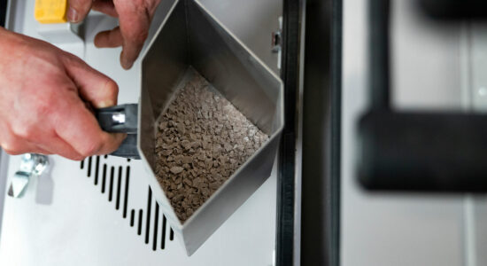 Jaw crusher with integrated divider - a container is removed from the dividing device, you can see the crushed limestone