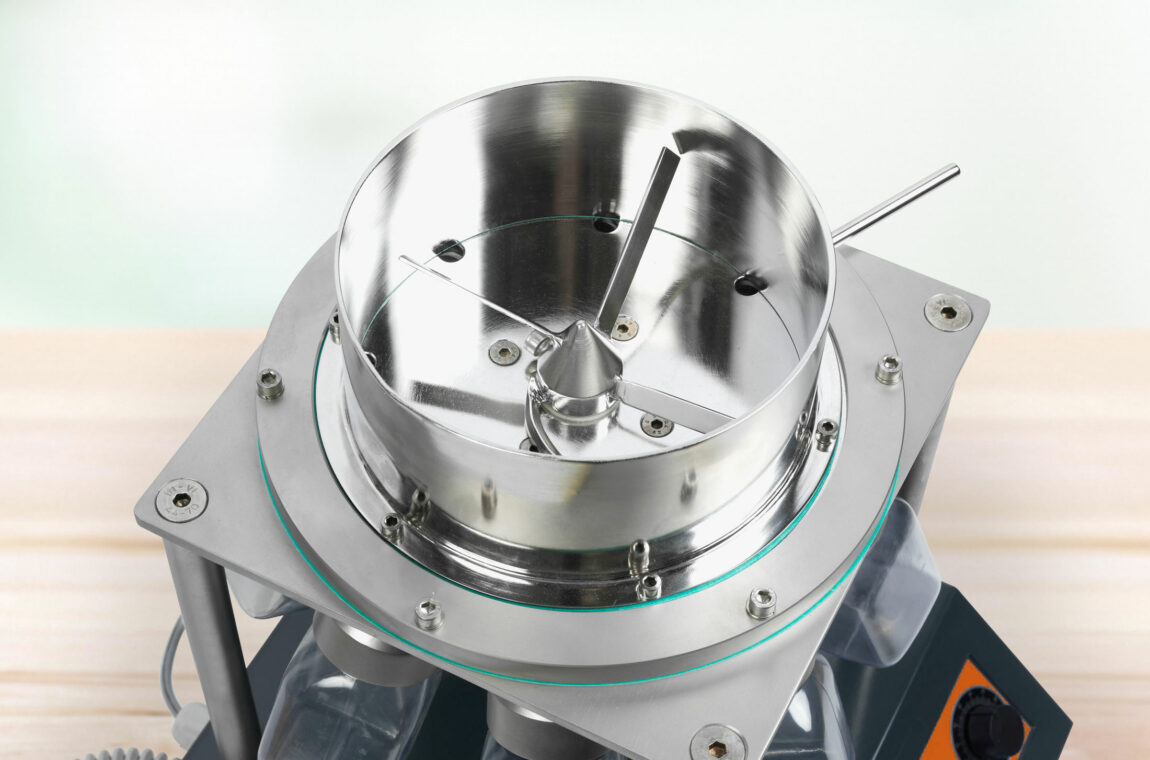 Distributor 8/200 - View of the device and the clearing arm for mixing and distributing the sample. The 8 collecting containers can also be seen.