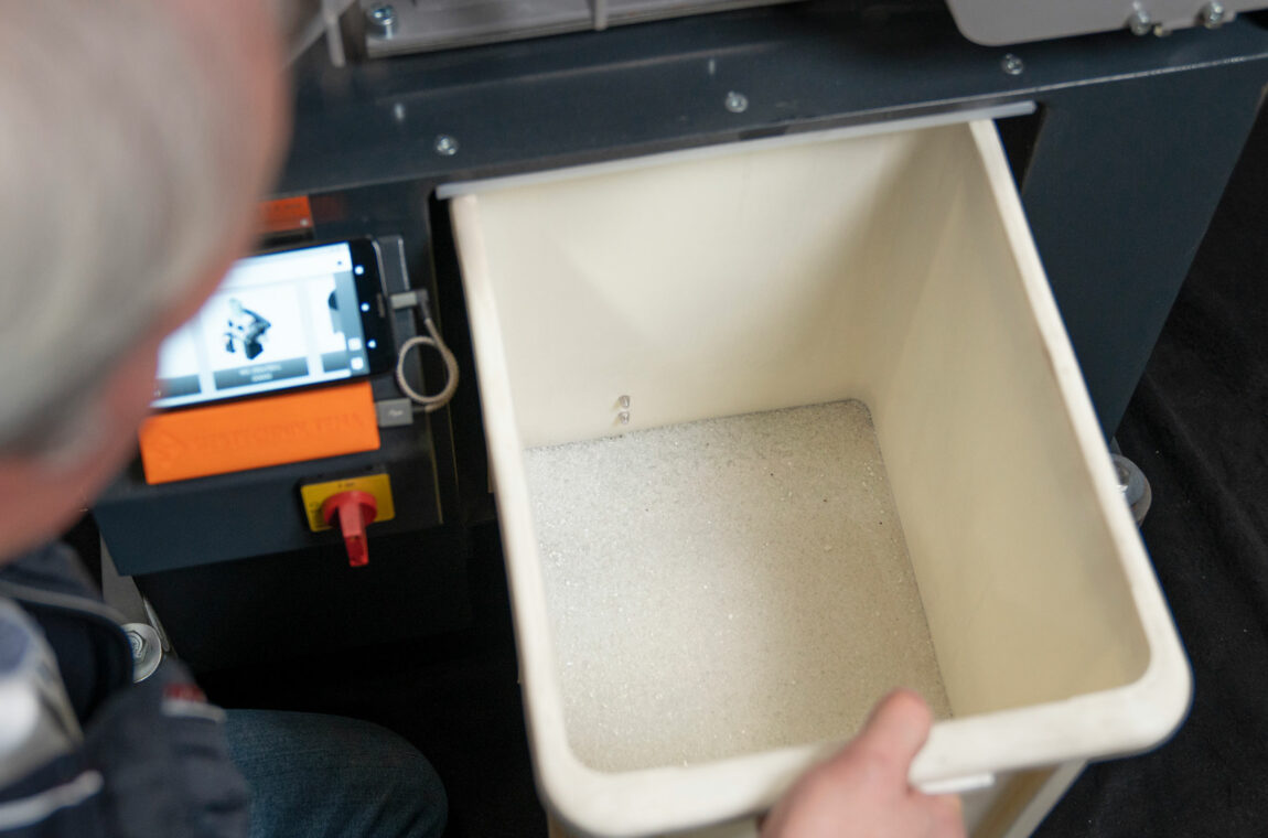 Two-roller mill - the ground glass is crushed according to the set gap width