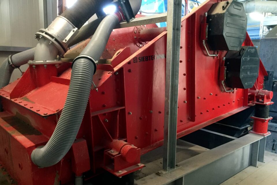 DWS vacuum dewatering screening machine - on site