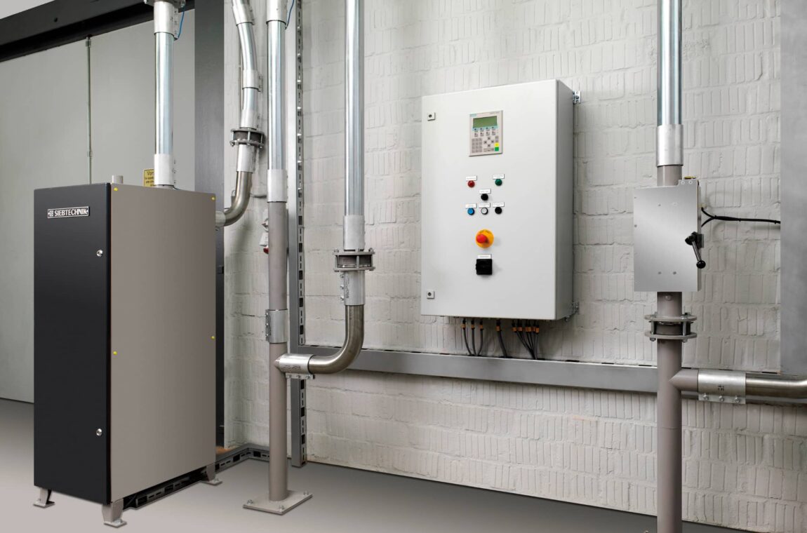 Pneumatic tube system with manual transmitter/receiver station and fully automatic transmitter station