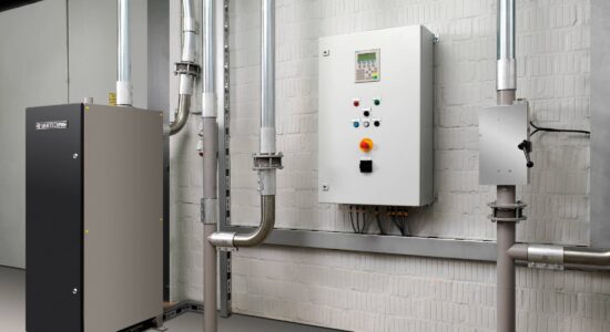 Pneumatic tube system with manual transmitter/receiver station and fully automatic transmitter station