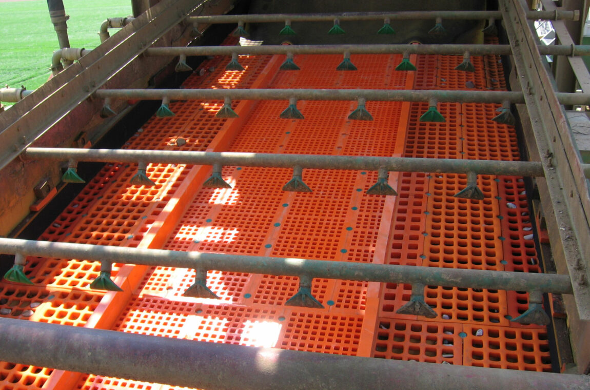 Screening machine with STEINHAUS KOMBIPLAST screen panels