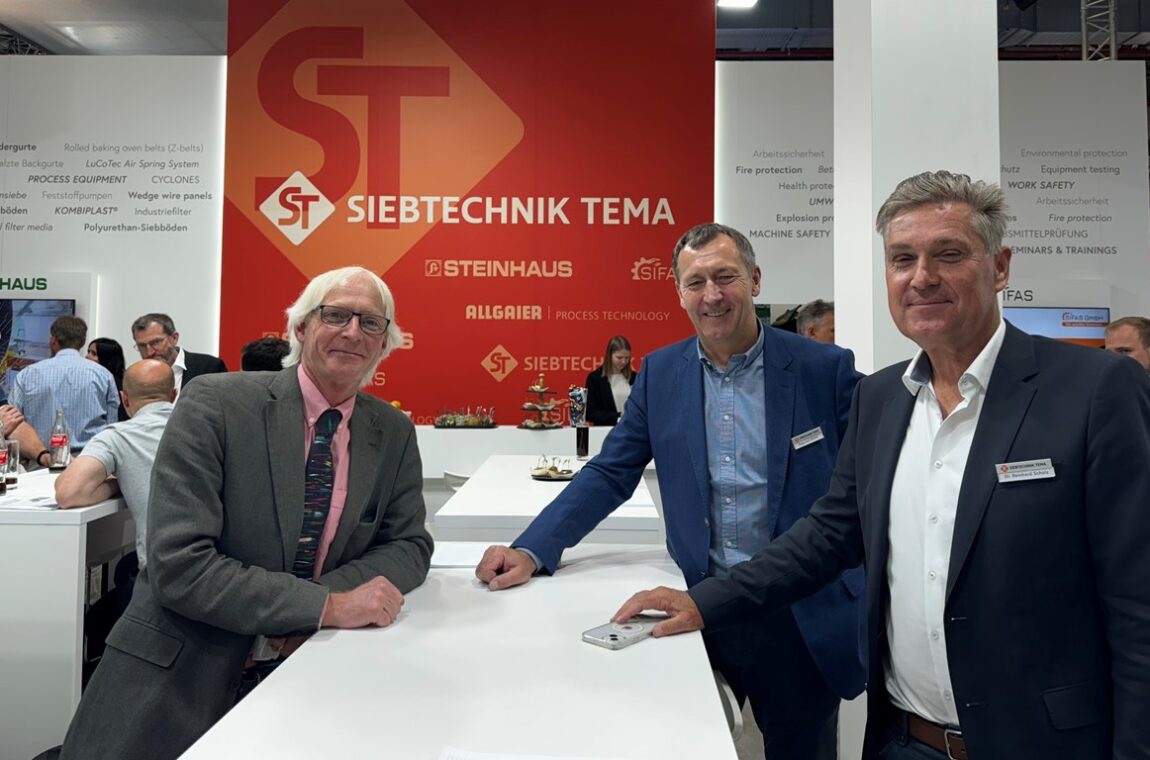 Achema 2024 in Frankfurt am Main - SIEBTECHNIK managing directors with employees